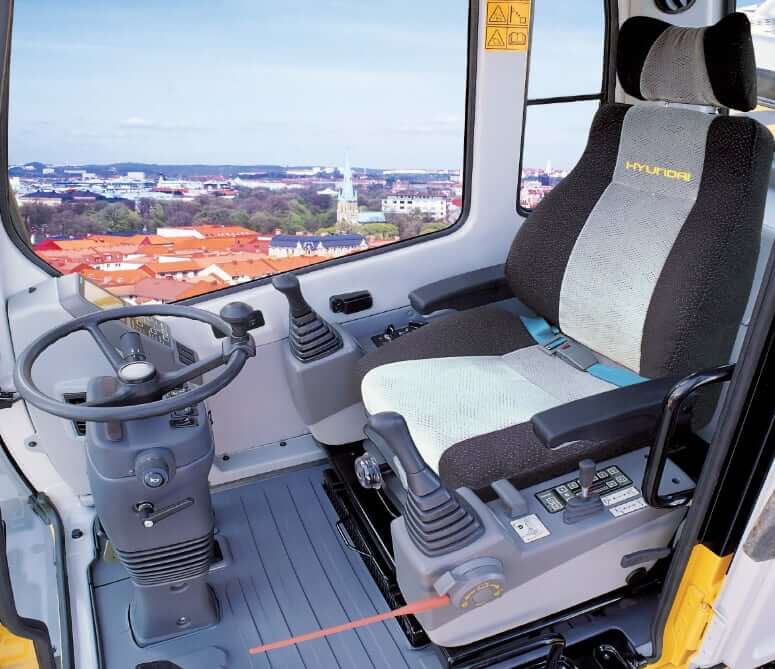 Hyundai R200W-7 Wheeled Excavator Cab Interior