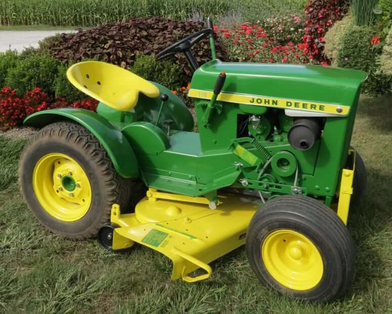 John Deere 110 Lawn Tractor with Mower Deck