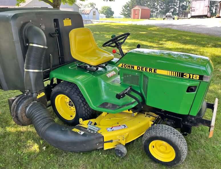 John Deere 318 Lawn Tractor with Material Collection System (MCS)