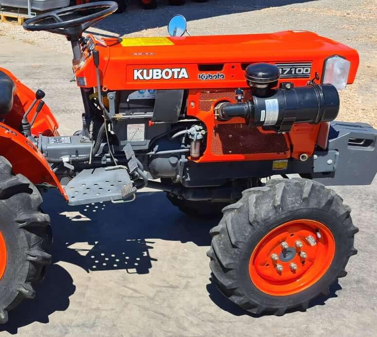 Kubota B7100 Tractor Service Refill Capacities