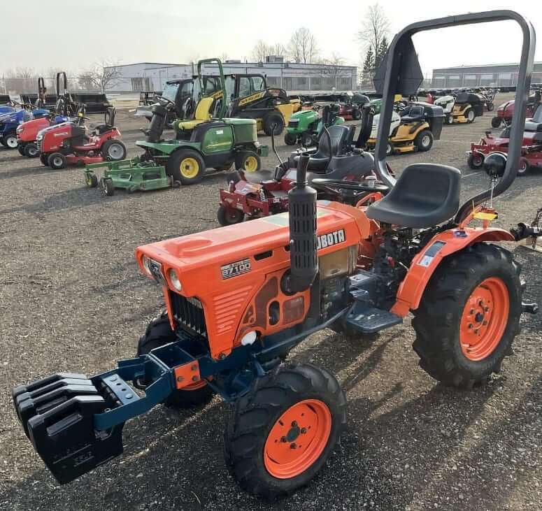 Kubota B7100 Tractor with Fixed ROPS