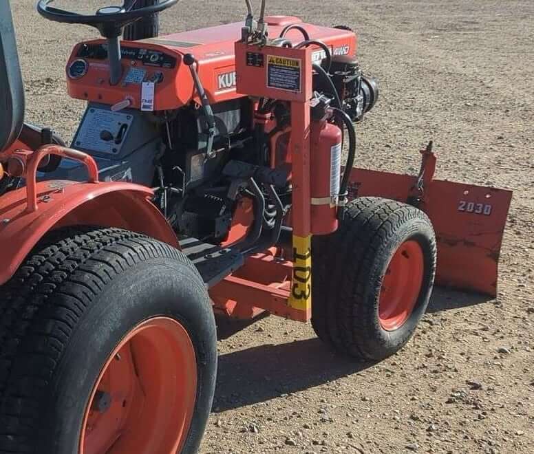 Kubota B7100HST Tractor with B2030 Blade