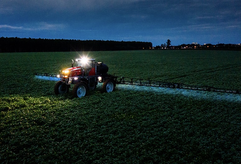 Massey Ferguson 500R Sprayer Works at Night