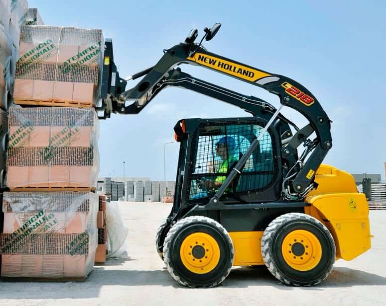 New Holland L218 with Pallet Fork